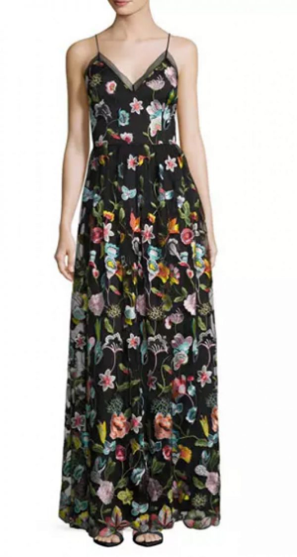 VESTIDO BORDADO CON ESCOTE EN V Y FALDA AMPLIA