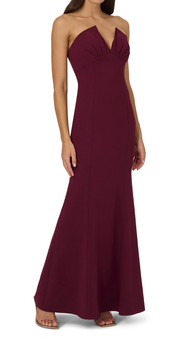 VESTIDO STRAPLESS CON ESCOTE EN V