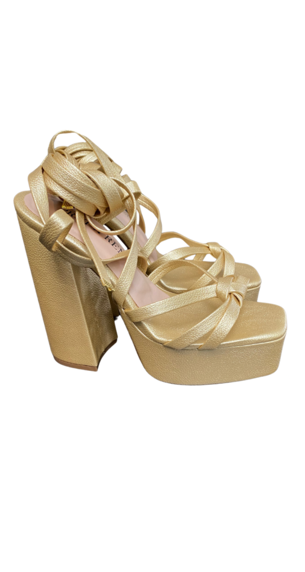 ZAPATOS DE PLATAFORMA DORADO MATTE CON TIRAS - Image 2