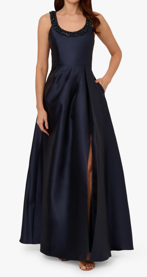 VESTIDO CORTE PRINCESA CON ESCOTE REDONDO BORDADO