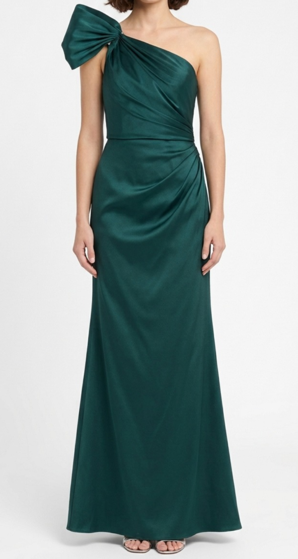 VESTIDO DRAPEADO DE UN HOMBRO CON ADORNO